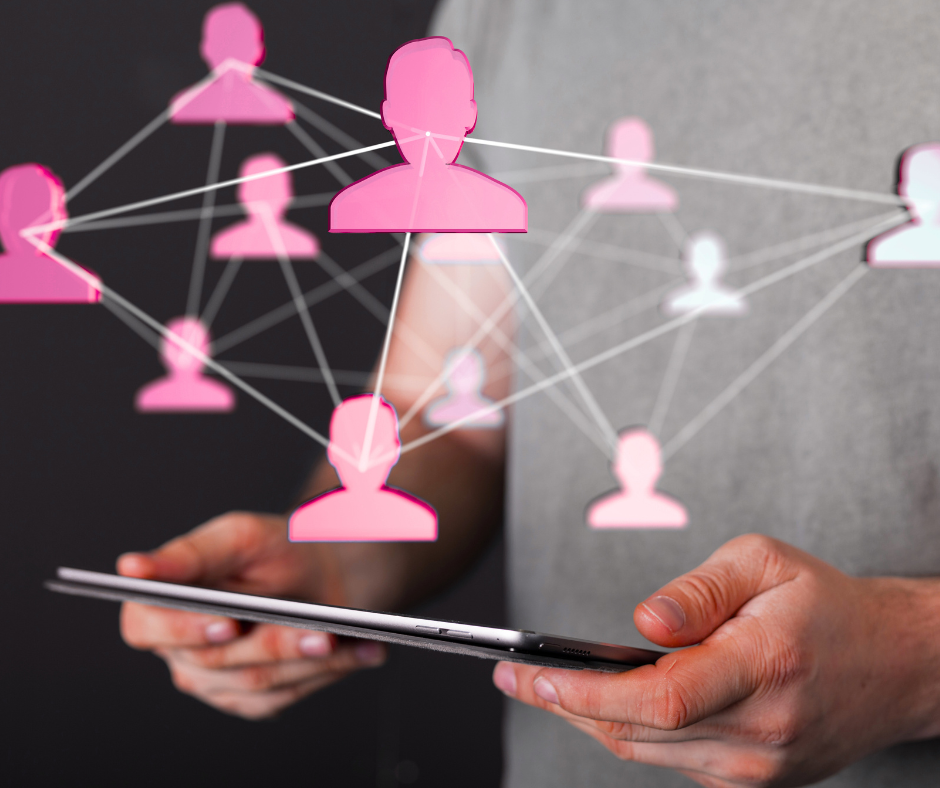 Eine Person hält ein Tablet. Darüber schweben Figuren, die miteinander verbunden sind.