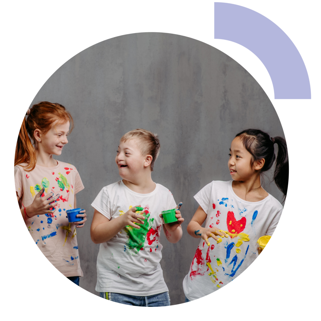 Ein Foto von 3 Kindern, die mit Farben malen.