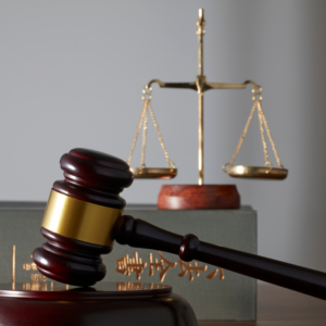 Ein Foto von einem Richterhammer.