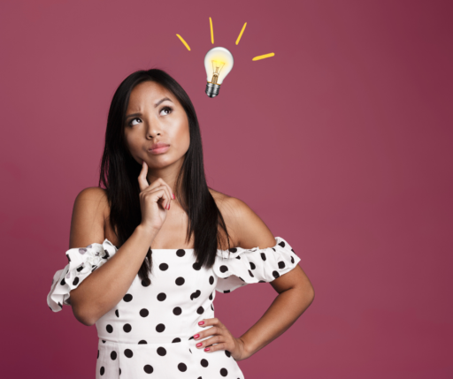 Eine Frau, die nachdenkt. Über ihr ist eine Glühbirne.