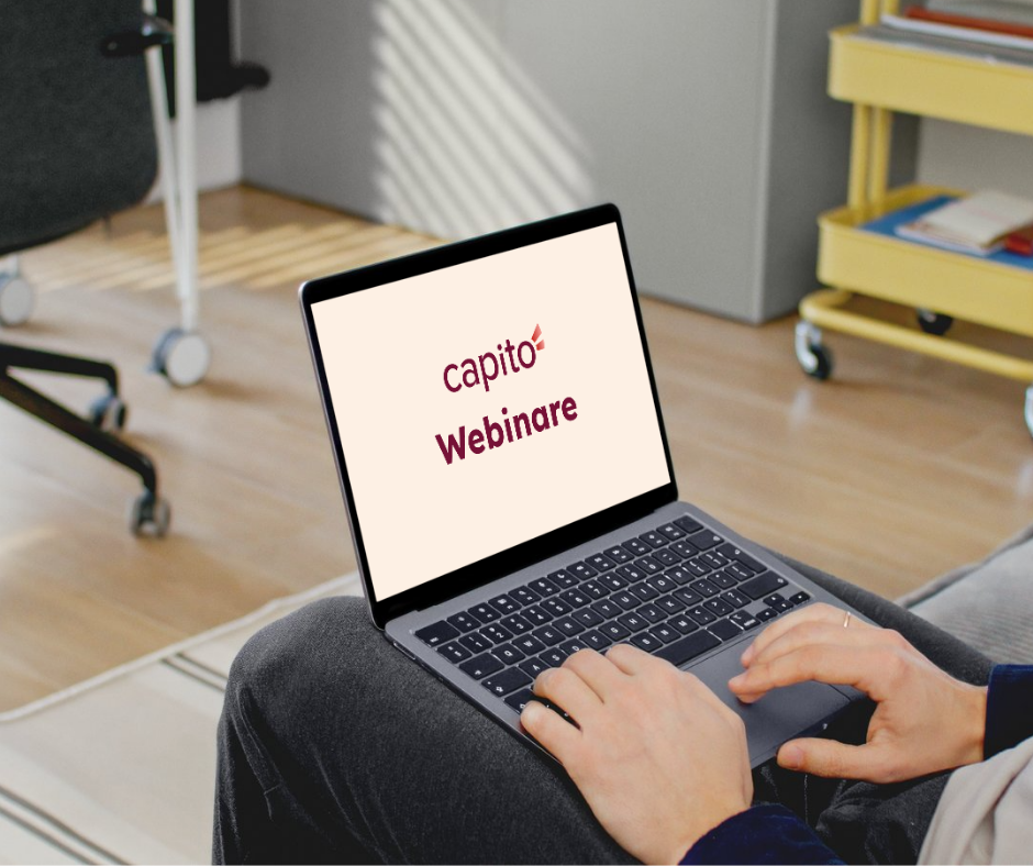 Ein Foto von einem Laptop . Auf dem Screen steht "capito Webinare".