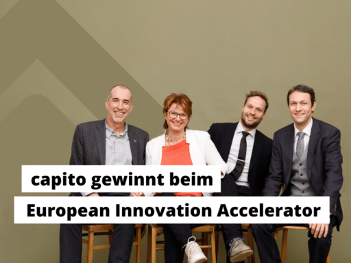 Bild von capito Team Klaus Candussi, Walburga Fröhlich, Paul Mayer und Ernst Stelzmann mit Text: "Capito gewinnt beim European Innovation Accelerator"