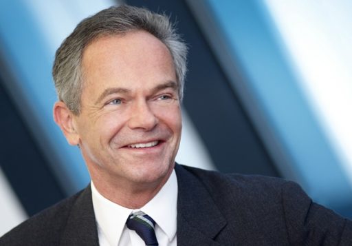 Andreas Treichl, Vorstandschef der Erste Bank Group im Anzug, laechelt.
