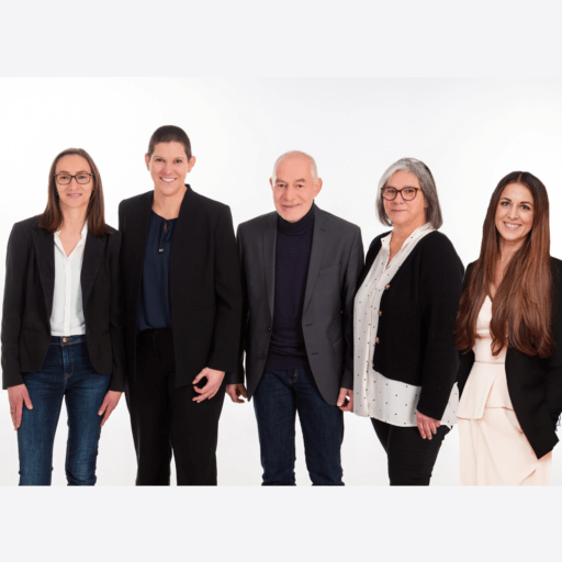 Foto vom capito Bodensee Team. Vier Frauen und ein Mann vor weißem Hintergrund.