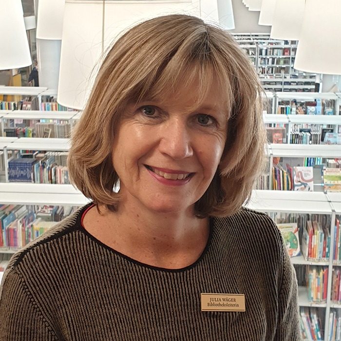 Portraitfoto von Julia Wäger, Bibliotheksleiterin der Stadtbibliothek Chur