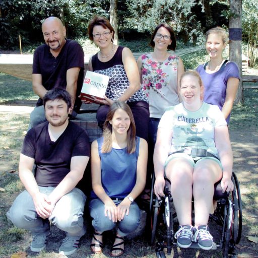 Foto von einem Teil des grazer capito-Teams, bestehend aus fünf Frauen und zwei Männern. Eine junge Frau sitzt im Rollstuhl.