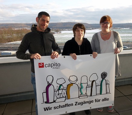 Bild zeigt das Team von capito Stuttgart, wo drei Personen ein capito Plakat halten.