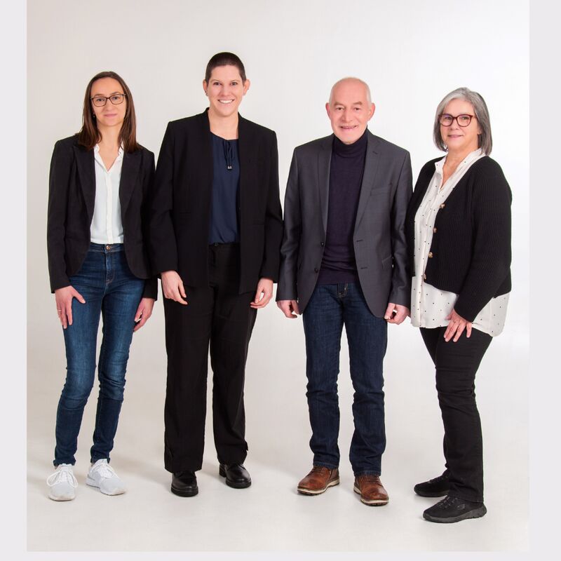 Ein Foto vom Team von capito Bodensee. 4 Frauen und 1 Mann vor weißem Hintergrund.