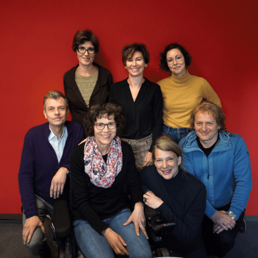 Foto von Andreas Wessel und dem capito Berlin Team. Fünf Frauen und zwei Männer vor einem roten Hintergrund.