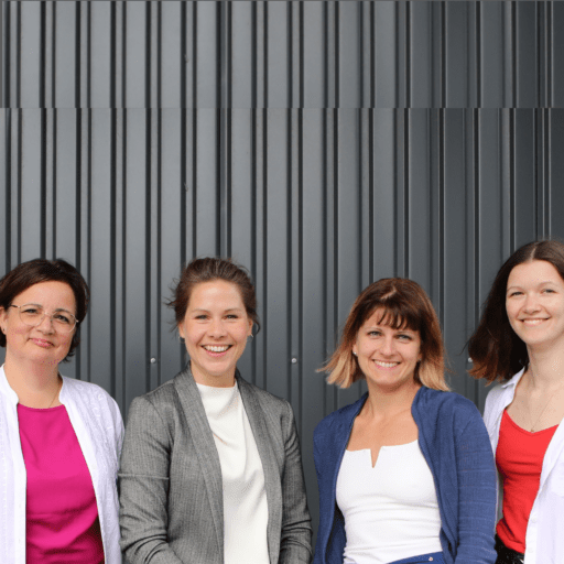 Foto vom capito Team Schleswig-Holstein. Vier Frauen vor grauem Hintergrund.