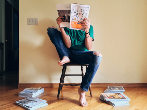 Jemand hält eine Zeitung vor sein Gesicht - Leichte Sprache Strassenmagazin - capito