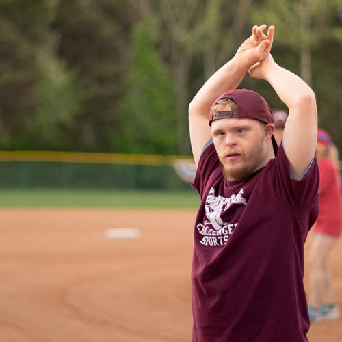 Junger Mann mit Down-Syndrom nimmt an Special Olympics teil - capito