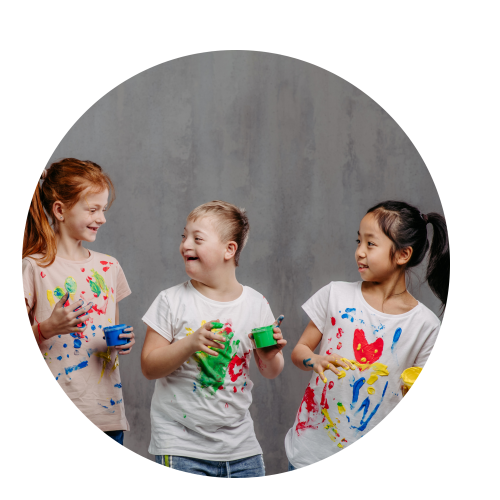 Ein Foto von 3 Kindern, die mit Farben malen.