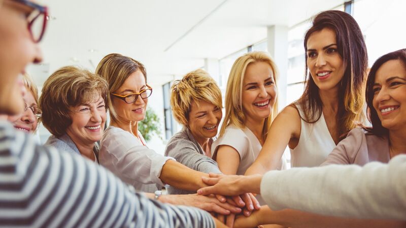 Ein Foto von mehreren Frauen bei der Arbeit in einem Büro.