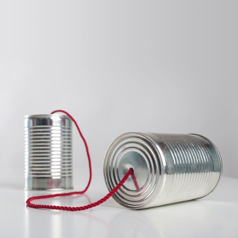 Blechdosen als Telefonersatz, ein Symbolbild für Kommunikation